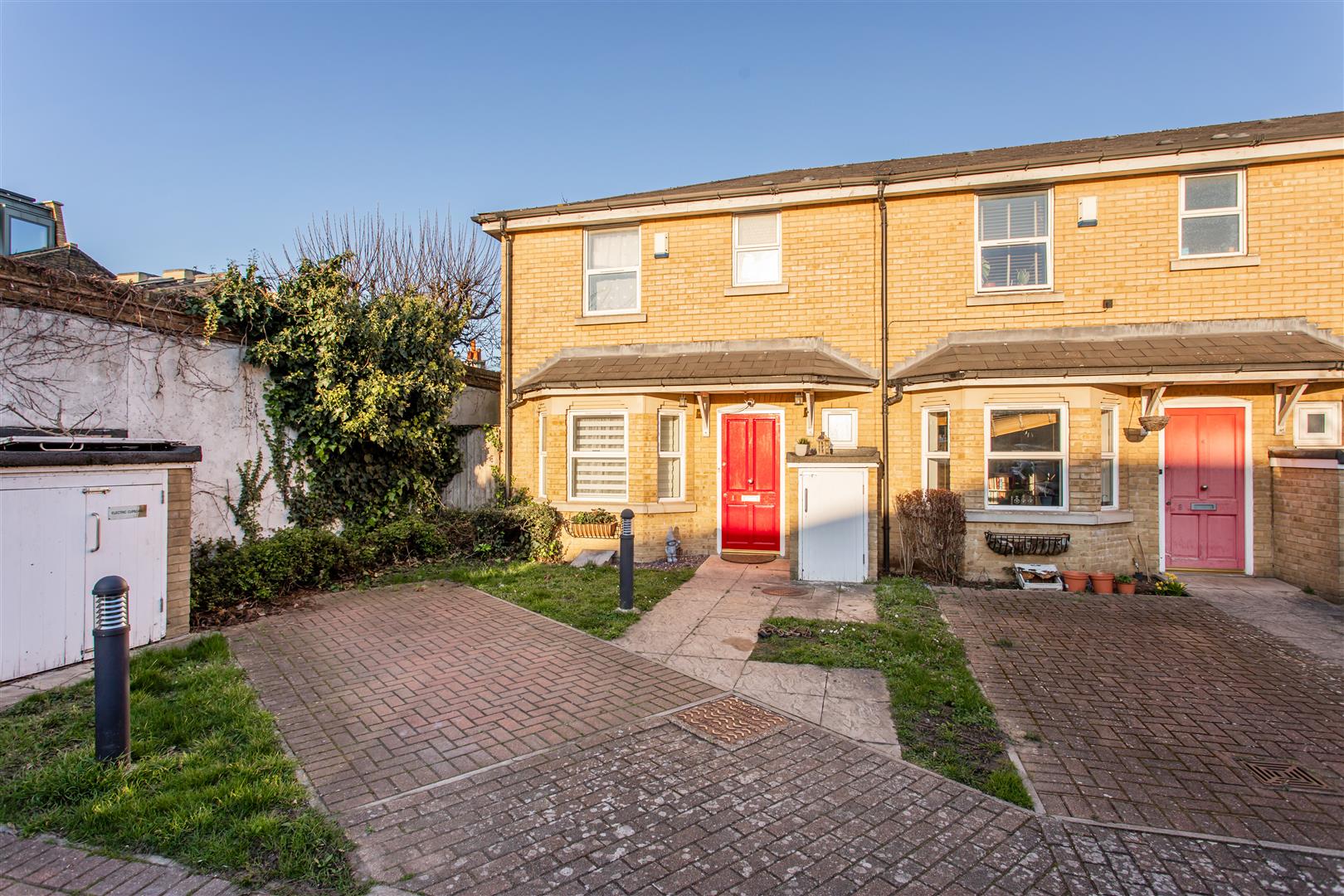2 bed property in Clifden Mews, Hackney